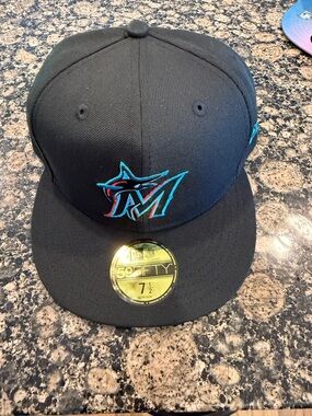 NWT New Era Black 59FIFTY Fitted MLB Cap Miami Marlins On Field Size 7 1/2